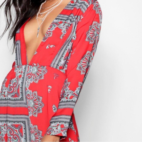 Red Scarf Print Long Sleeve Plunge Jumpsuit Sz 4 Women - Picture 1 of 10